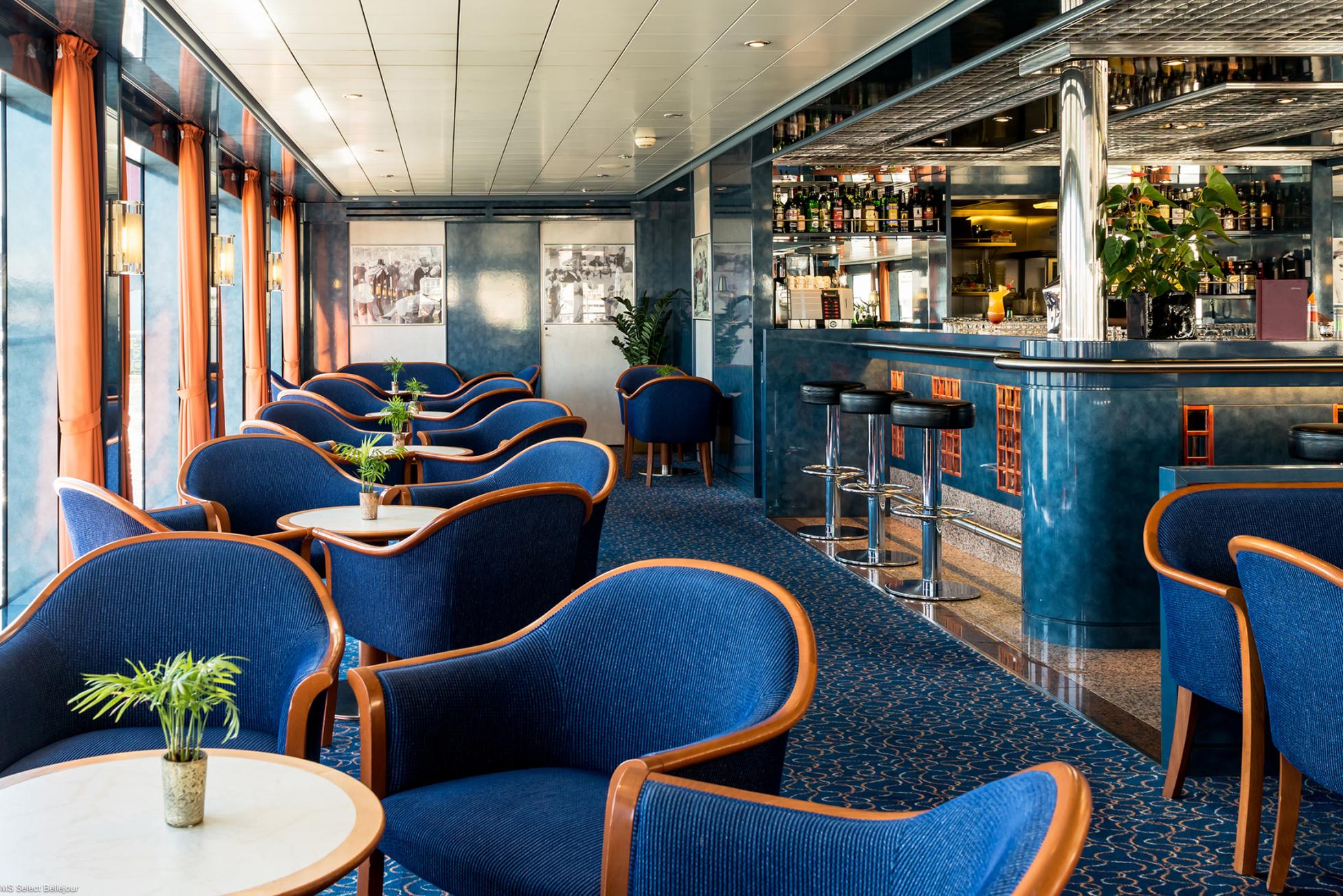 Vista del bar y de los asientos del Panorama Lounge a bordo del MS Bellejour CRUCEROS MS BELLEJOUR CRUCEMUNDO CRUCEROS FLUVIALES RHIN CRUCEROS FLUVIALES DANUBIO CRUCEROS FLUVIALES ALEMANIA CRUCEROS FLUVIALES AUSTRIA CRUCEROS FLUVIALES EN ESPAÑOL CRUCEROS CRUCEMUNDO CRUCEROS FLUVIALES CRUCEROS POR RIO CRUCEROS RIN CRUCEROS DANUBIO CRUCEROS RHIN DANUBE CRUISES RHINE CRUISES MS BELLEJOUR CRUISES CRUCEROS BELLEJOUR #Crucemundo #CrucerosFluviales #CrucerosRhin #CrucerosDanubio #CrucerosPaisesBajos #CrucerosenEspañol